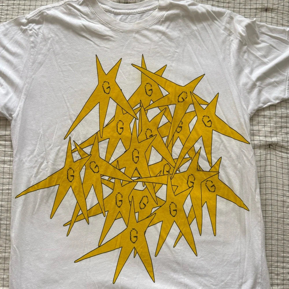 Gracie Abram’s graphic tee G stars embroidered sleeve - Picture 1 of 2